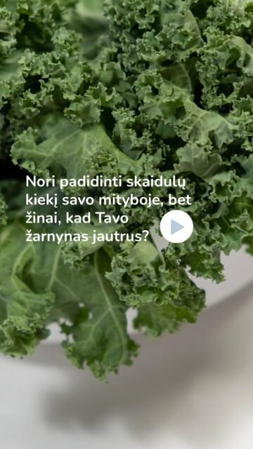 Ar nori padidinti skaidulų kiekį savo mityboje, bet žinai, kad Tavo žarnynas jautrus?
Pradėk nuo tirpiųjų skaidulų.
Jos yra švelnesnės virškinimo sistemai, padeda palaikyti reguliarų tuštinimąsi, maitina gerąsias žarnyno bakterijas ir gali sumažinti pilvo pūtimą.
Įtrauk jas palaipsniui – ir nepamiršk gerti pakankamai vandens!